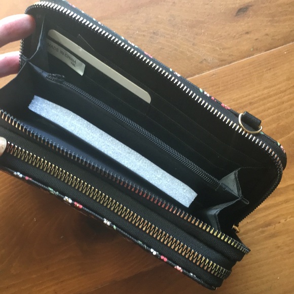 New Floral Wristlet/Wallet - Picture 3 of 6